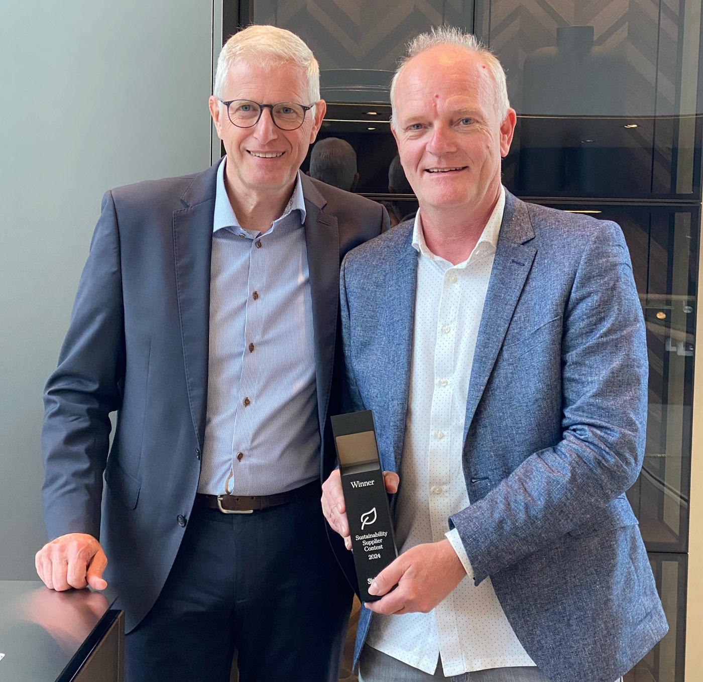 Udo Knake (rechts) wurde von Andreas Rieke, Leiter Technische Entwicklung und Jurymitglied, beglückwünscht. Udo Knake (rechts) wurde von Andreas Rieke, Leiter Technische Entwicklung und Jurymitglied, beglückwünscht.